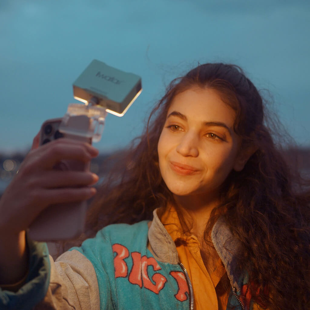 iwata Genius M1 Pro used on smartphone